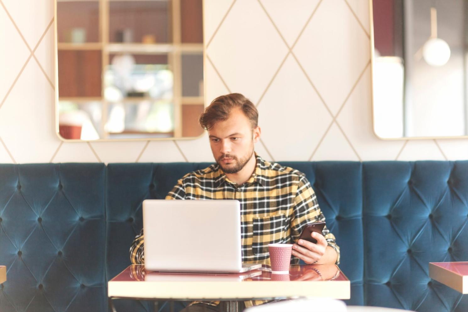 Professionista al lavoro su strategie digitali avanzate
