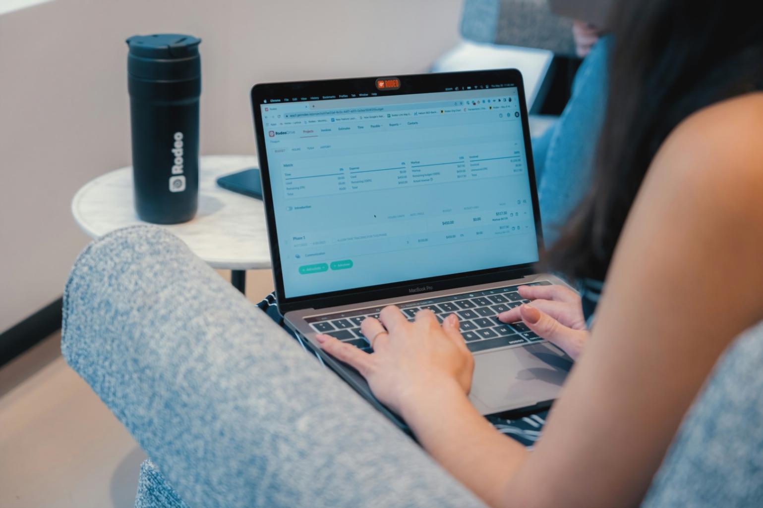 Ambiente di apprendimento collaborativo con studenti che lavorano insieme